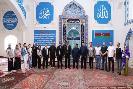 Media təmsilçiləri Şamaxıda məscid və ziyarətgahlarda olublar