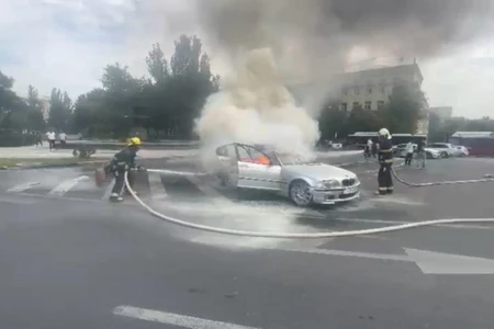 Bakının mərkəzində BMW yandı - VİDEO