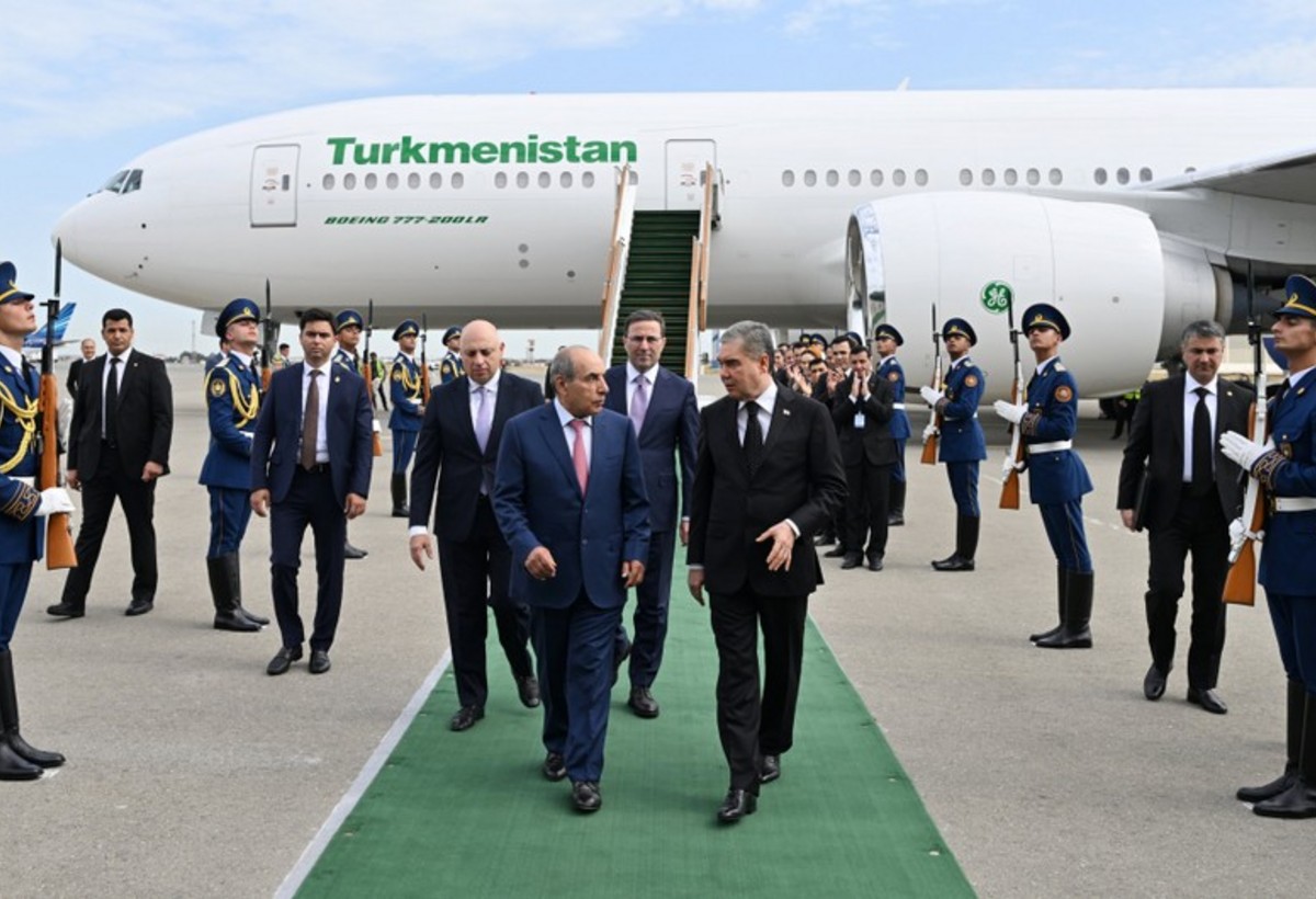 Qurbanqulu Berdiməhəmmədov Azərbaycana səfərə gəlib