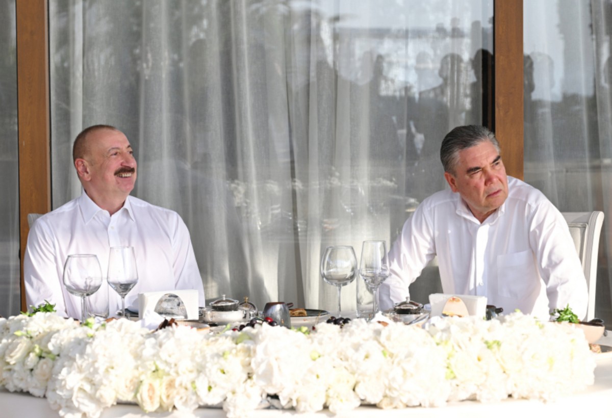 Prezident İlham Əliyev və Qurbanqulu Berdiməhəmmədov birgə nahar ediblər