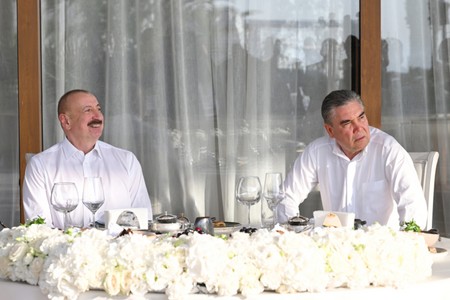 Prezident İlham Əliyev və Qurbanqulu Berdiməhəmmədov birgə nahar ediblər