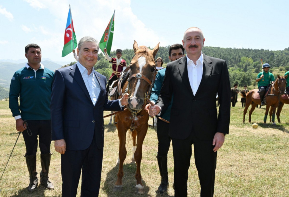 Qurbanqulu Berdiməhəmmədova Cıdır düzündə “Dostluq” adlı Qarabağ atı hədiyyə edilib
