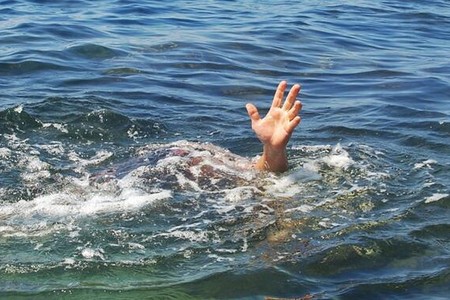 Novxanıda dənizdə iki nəfər batıb