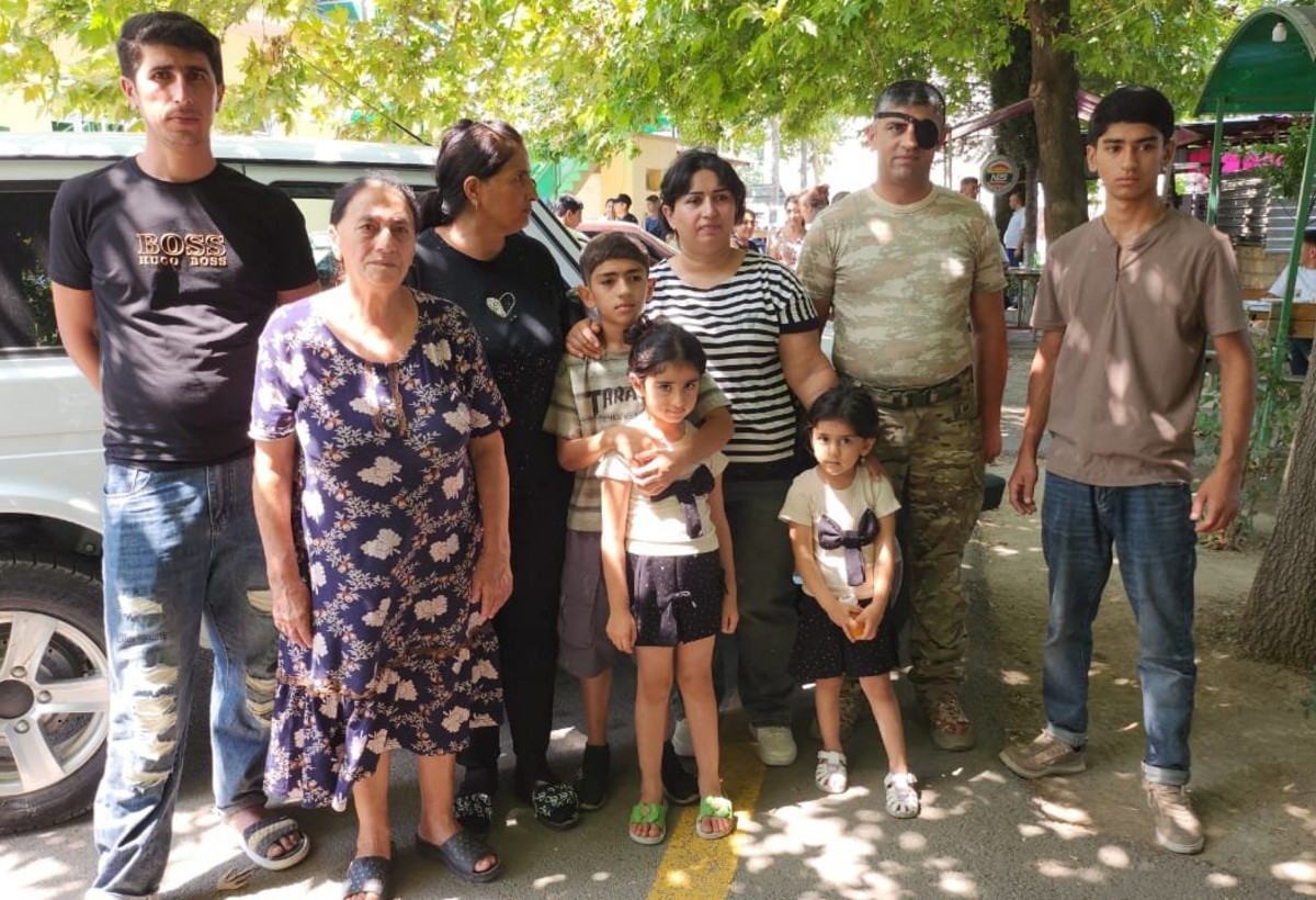 Növbəti köç karvanı Həsənriz kəndinə çatıb, açarlar təqdim olunub - YENİLƏNİB