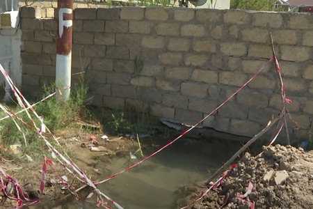 Binəqədidə su borusu partlayıb, içməli su küçəyə axır