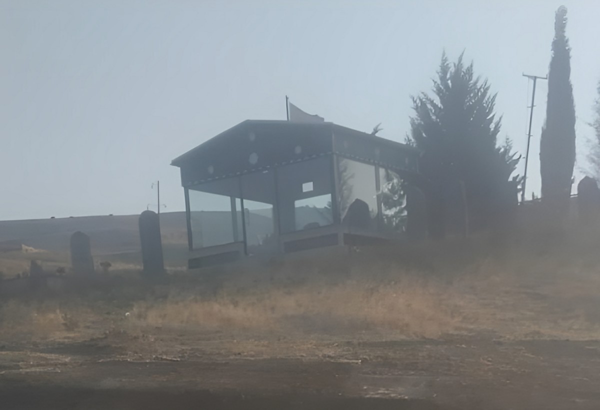 Cəlilabadda qanunsuz mərasim evi tikilməsinə cəhd zamanı qəbirlər zədələnib