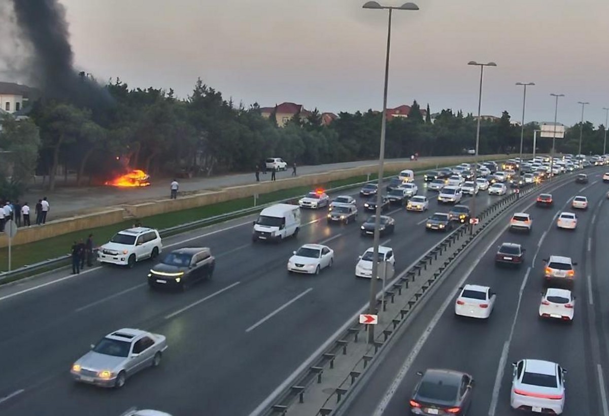 Aeroport yolunda maşın yanıb - VİDEO