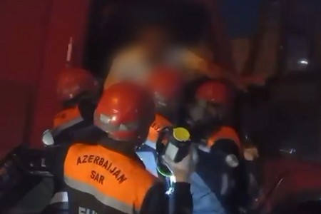 Qəzaya düşmüş KAMAZda sıxılı qalan şəxsi belə xilas edildi - VİDEO