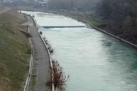 Tərtərdə kanalda üzən 3 nəfər su aparıb