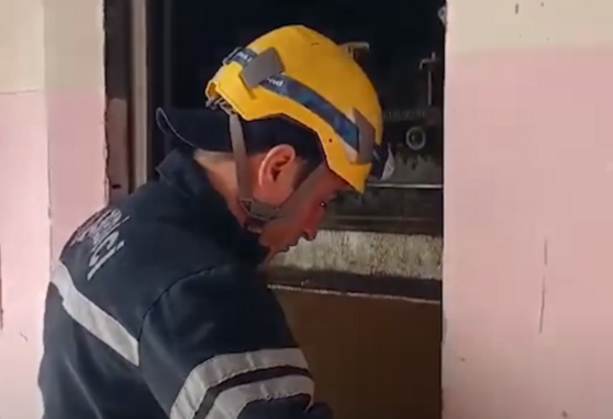 Liftdə köməksiz qalan şəxslər xilas edilib