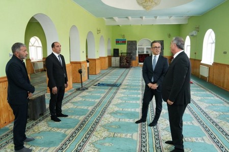 Dövlət Komitəsinin sədri Hacıqabulda məscidləri ziyarət edib
