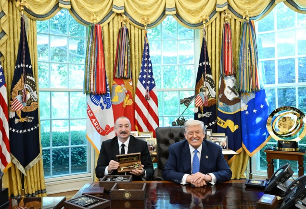 Donald Tramp Ağ Evin rəmzi açarını Prezident İlham Əliyevə təqdim edib