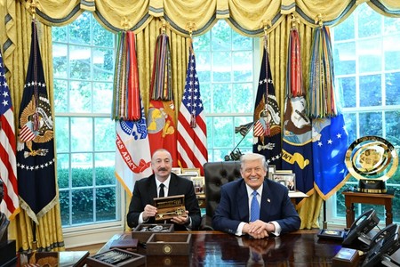 Donald Tramp Ağ Evin rəmzi açarını Prezident İlham Əliyevə təqdim edib