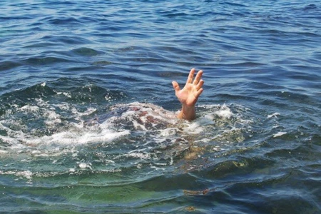 Bakıda dənizdə bir nəfər batıb