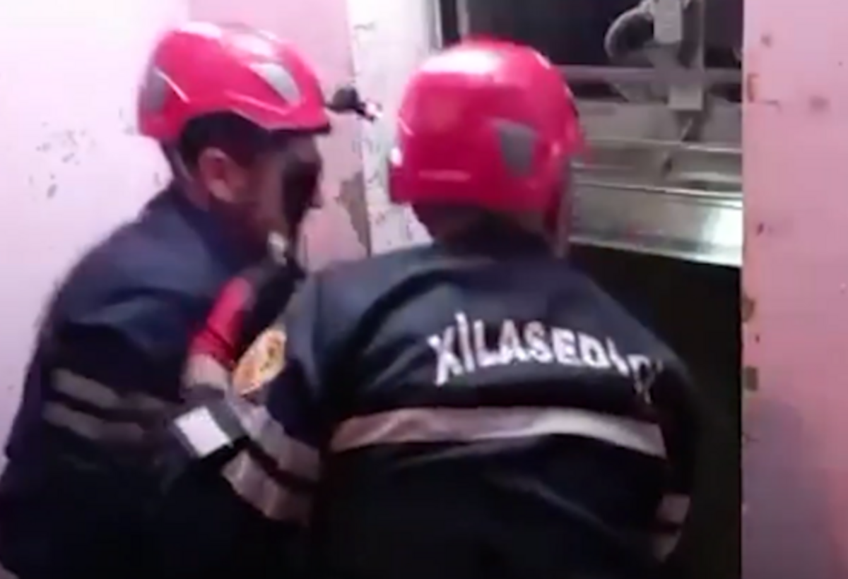 Liftdə qalan 3 nəfər xilas edilib