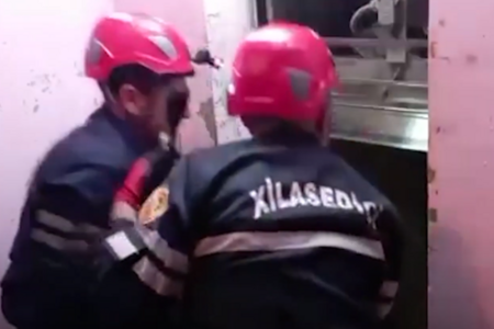 Liftdə qalan 3 nəfər xilas edilib