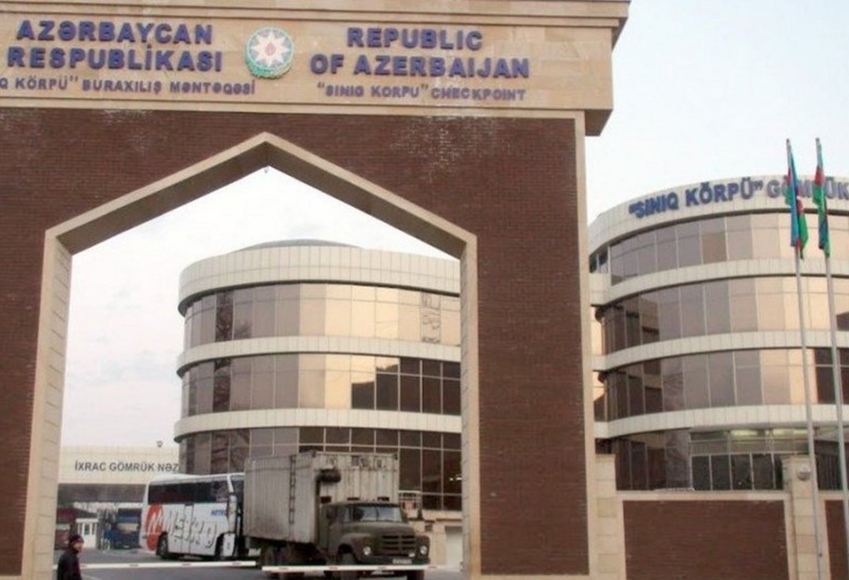 Qırmızı körpü gömrük postunda 300 nəqliyyat vasitəsi növbədədir
