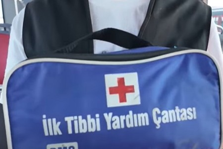 Avtobuslarda ilkin tibbi yardım çantası var, amma ürəyi sıxılanı su ilə ayıldırlar - VİDEO