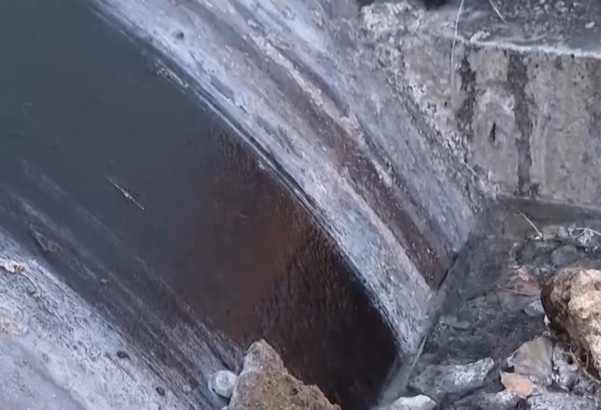 Bakının bu küçəsində ətrafa tərkibi məlum olmayan maye axır - VİDEO