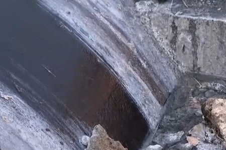 Bakının bu küçəsində ətrafa tərkibi məlum olmayan maye axır - VİDEO