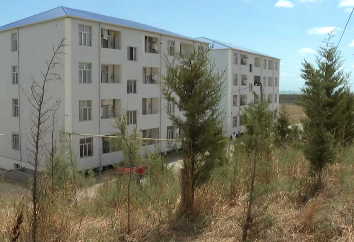 Qaraçuxurda yeni tikilən binaları ilanlar basıb: Evi alanda verilən vədlər yerinə yetirilmədi