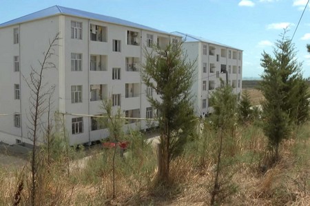 Qaraçuxurda yeni tikilən binaları ilanlar basıb: Evi alanda verilən vədlər yerinə yetirilmədi