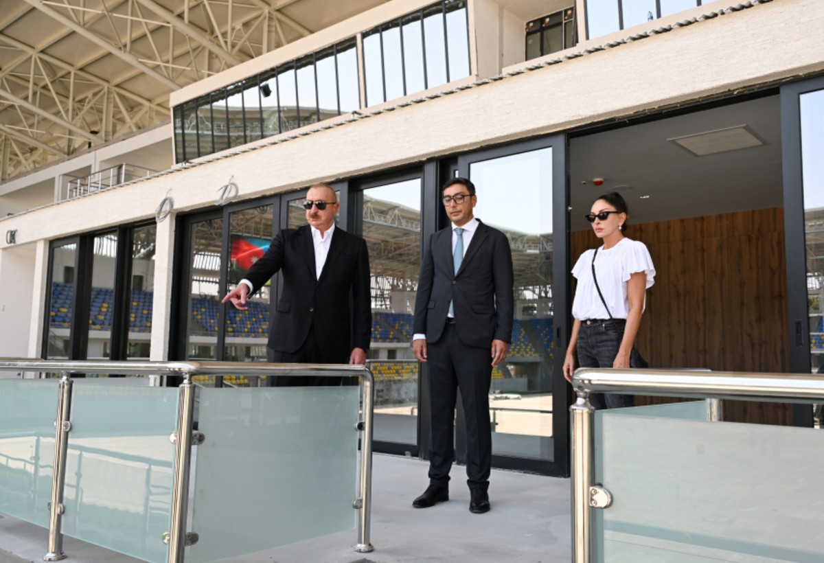 İlham Əliyev və Mehriban Əliyeva Gəncə şəhər stadionunda tikinti işlərinin gedişi ilə tanış olublar - YENİLƏNİB