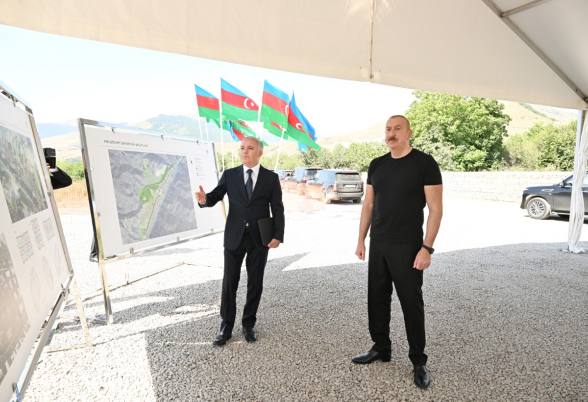 İlham Əliyev Kəlbəcər şəhərində 3-cü yaşayış kompleksinin təməlini qoyub