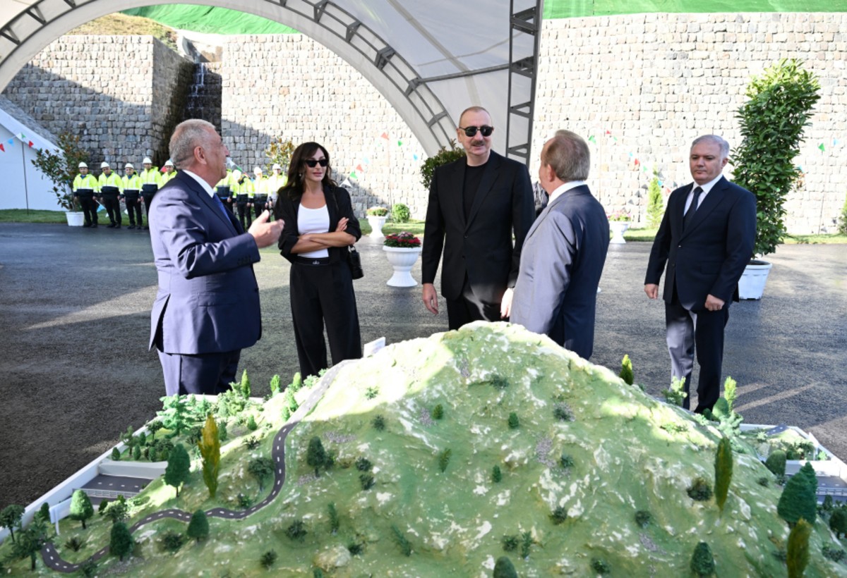 İlham Əliyev və Mehriban Əliyeva Toğanalı-Kəlbəcər-İstisu avtomobil yolundakı işlərlə tanış olublar - YENİLƏNİB