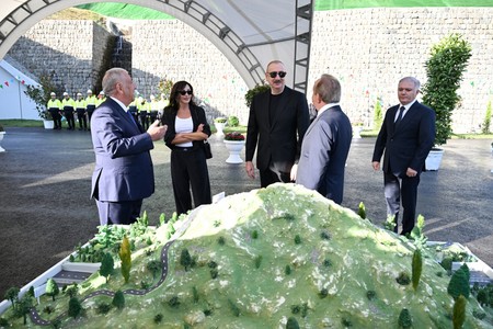 İlham Əliyev və Mehriban Əliyeva Toğanalı-Kəlbəcər-İstisu avtomobil yolundakı işlərlə tanış olublar - YENİLƏNİB