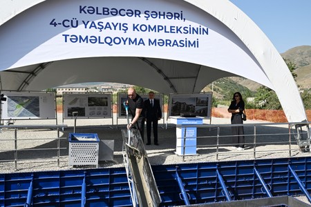 Kəlbəcər şəhərində 4-cü yaşayış kompleksinin təməli qoyulub - YENİLƏNİB
