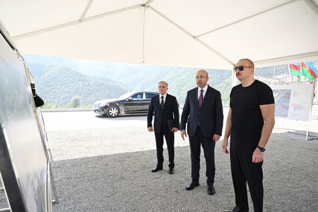Prezident İlham Əliyev Kəlbəcər şəhər parkının təməlini qoyub - YENİLƏNİB