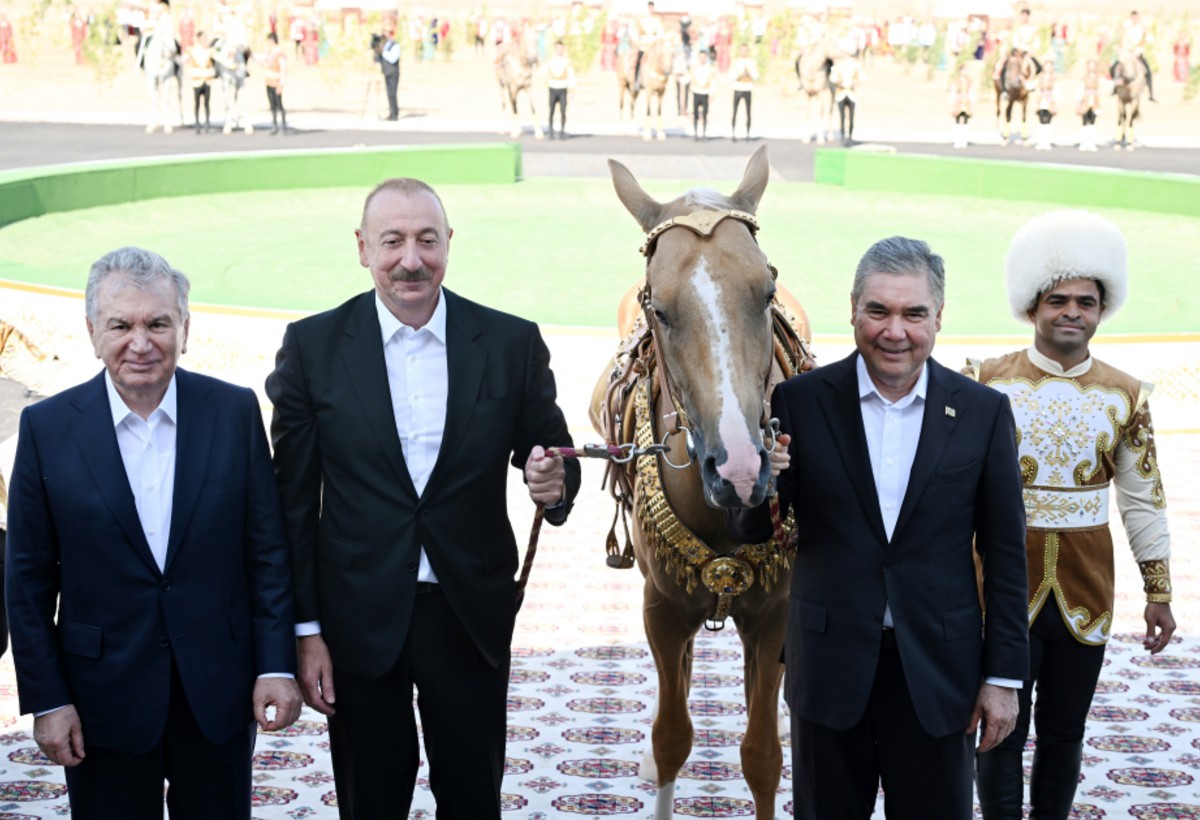 İlham Əliyevə “Axaltəkə” atı hədiyyə edildi