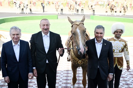 İlham Əliyevə “Axaltəkə” atı hədiyyə edildi
