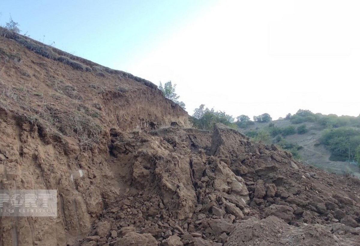 Lerikdə torpaq sürüşməsi, evlər üçün təhlükə yaranıb
