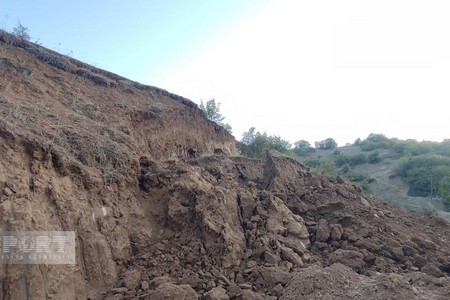 Lerikdə torpaq sürüşməsi, evlər üçün təhlükə yaranıb