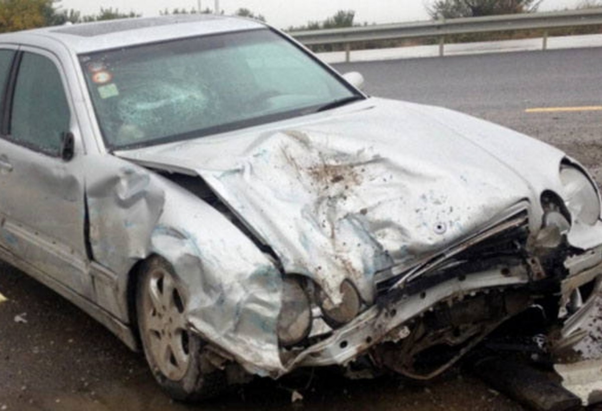 Kürdəmirdə avtomobil transformatora çırpılıb, ölən var