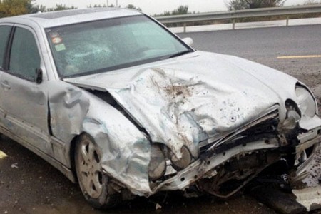 Kürdəmirdə avtomobil transformatora çırpılıb, ölən var