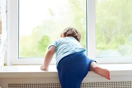 Abşeronda 5 yaşlı uşaq binadan yıxılaraq ölüb
