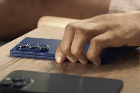 Samsung Apple-ı qatlanan smartfonu olmamasına görə ələ saldı