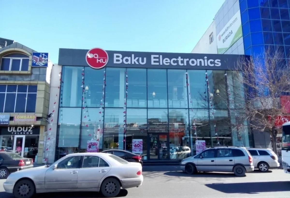 Baku Electronicsin filialında get-gəl: Ayaq üstə gözləmək məcburiyyətində qalıram
