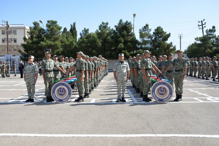 Həqiqi hərbi xidmətə çağırılmış gənc əsgərlərin andiçmə mərasimi keçirilib