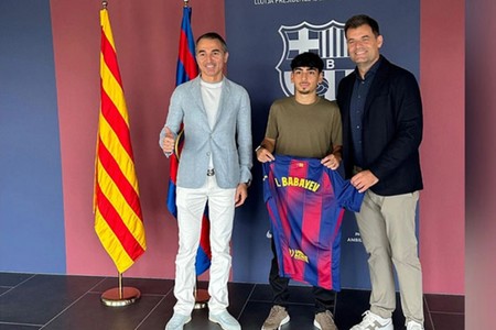 Azərbaycan futbolçusu “Barselona” ilə müqavilə imzaladı