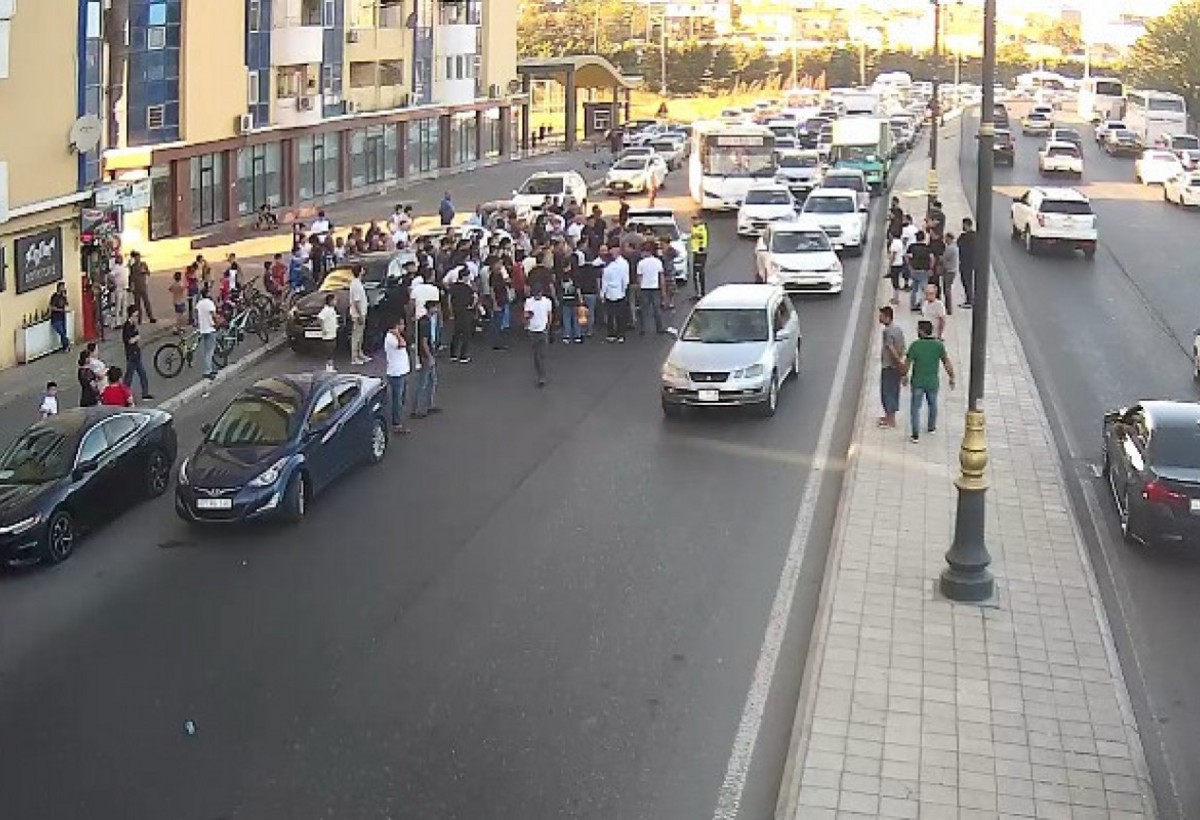 Bakıda avtomobil piyadanı vurub, yolda sıxlıq yaranıb