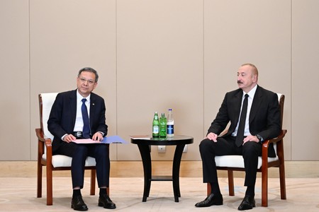 İlham Əliyev Tiencində China Energy Engineering Corporation Limited şirkətinin rəhbəri vəzifəsini icra edən Ni Cen ilə görüşüb - FOTO