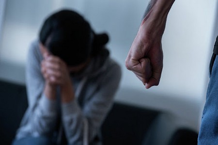 Bakıda kişi bank kartına görə arvadını döydü