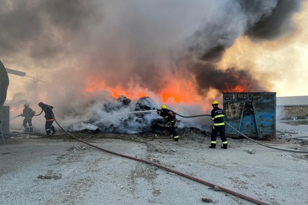 Sumqayıtda karton istehsalı müəssisəsində yanğın olub - YENİLƏNİB + FOTO/VİDEO