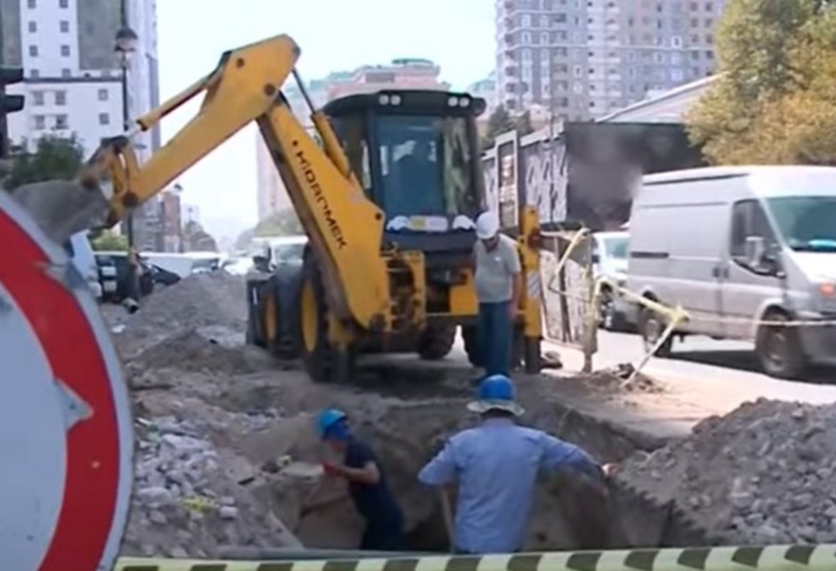 Nərimanovda aparılan uzunmüddətli təmir işləri tıxaca səbəb olur - VİDEO