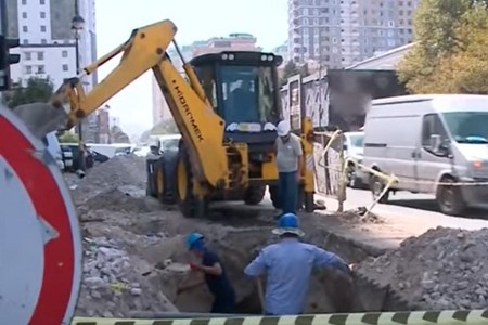 Nərimanovda aparılan uzunmüddətli təmir işləri tıxaca səbəb olur - VİDEO