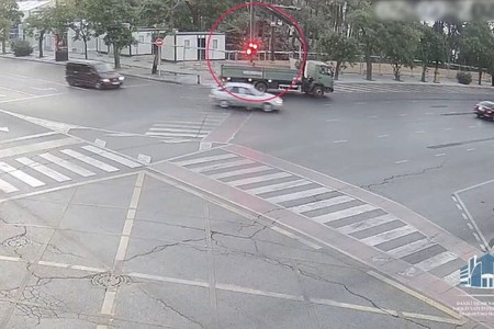 Bakının mərkəzində qəza, işıqfor qırıldı - HADİSƏ ANI